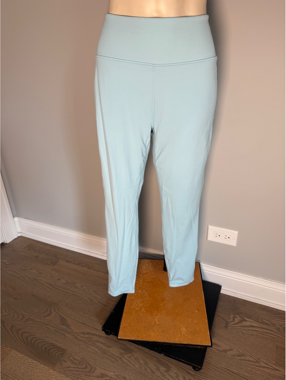 Rhone Women's Light Blue Cropped Leggings with Side Pocket, Size XL